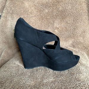 Black wedges
